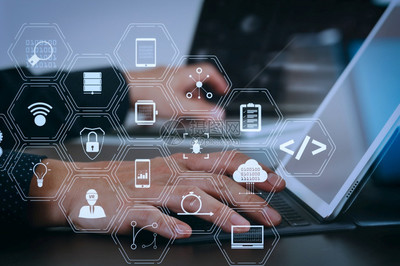 軟件開(kāi)發(fā)者的編碼工作與強(qiáng)化的現(xiàn)實(shí)儀表板計(jì)算機(jī)圖標(biāo)有關(guān)這些包括機(jī)敏的系統(tǒng)開(kāi)發(fā)代碼叉和網(wǎng)絡(luò)安全反應(yīng)的版本商人手與筆記本電腦一起工作